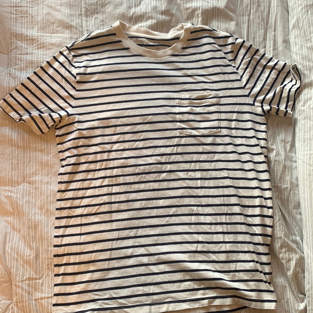 Size Medium Gap T Shirt. White and Navy striped.
